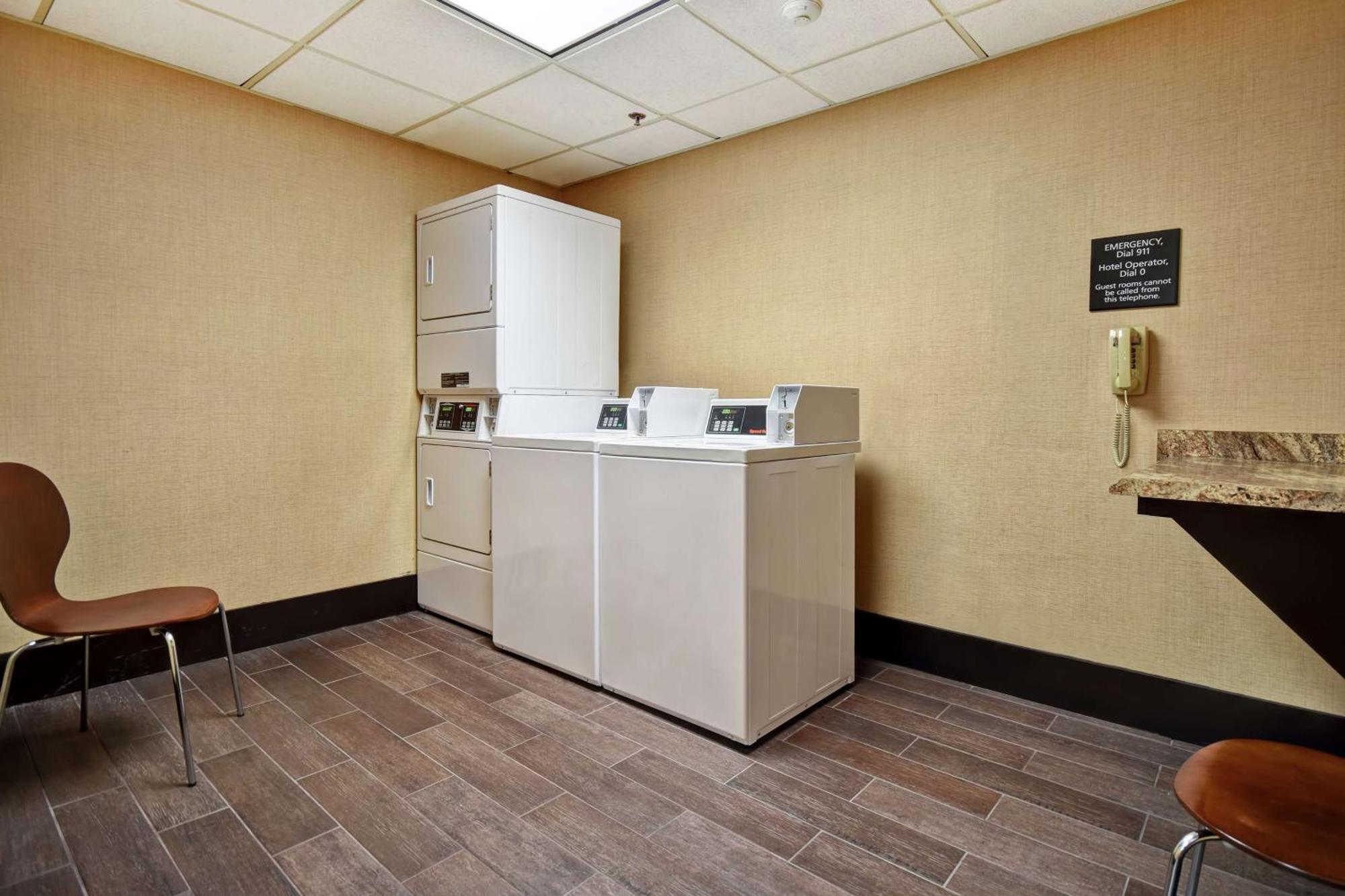 Hampton Inn Оберн Екстер'єр фото